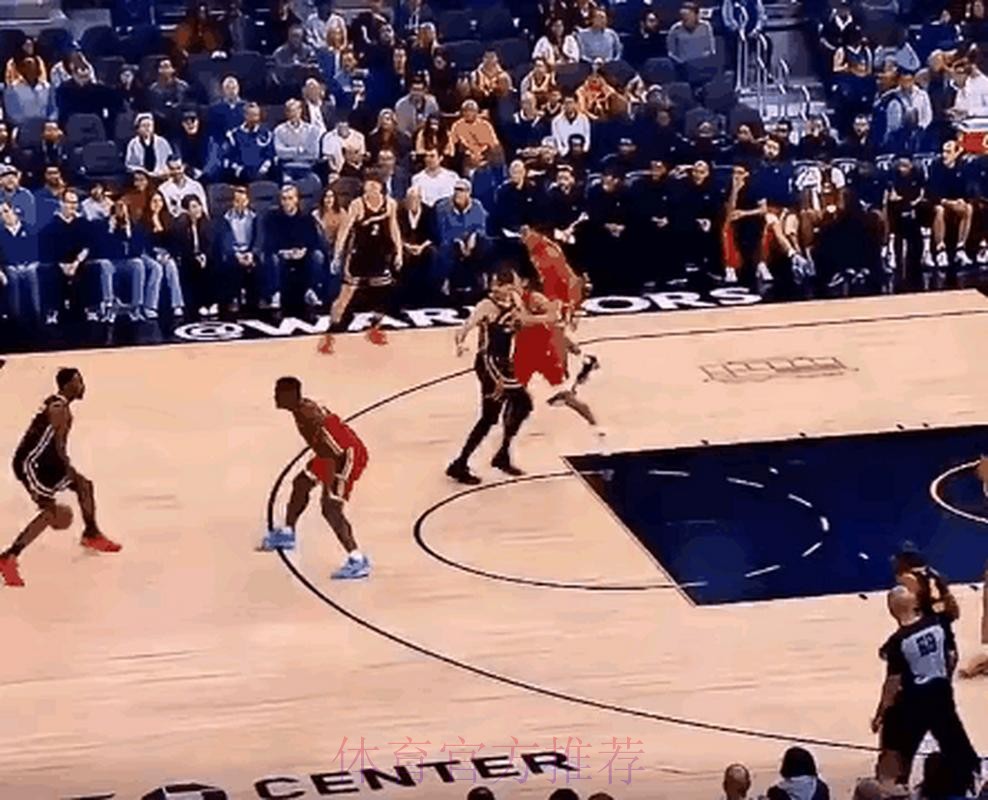 错进错出!琼斯捡漏双手暴扣 错进错出!琼斯捡漏双手暴扣